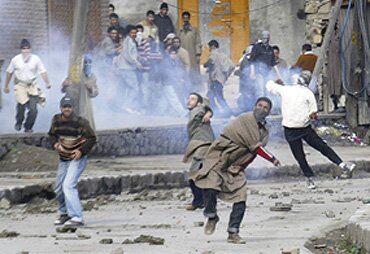 kashmiri_protestors_stone_pelting_2010